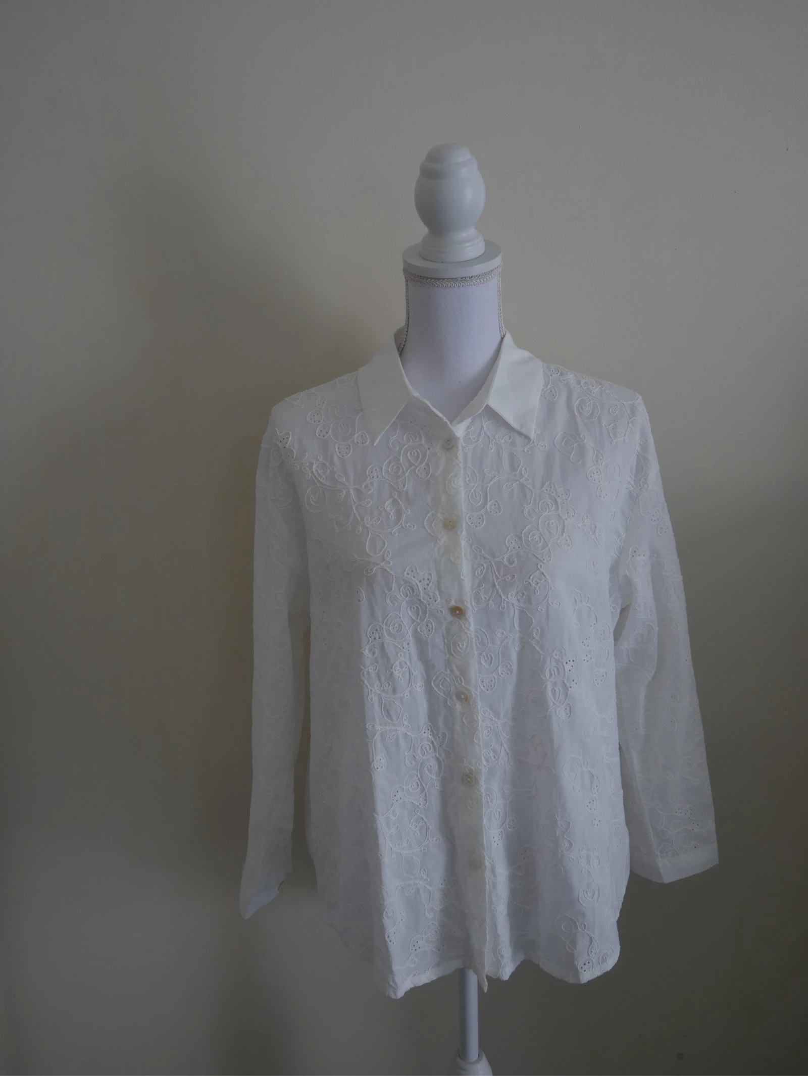 Chemise blanche et broderies - taille SM